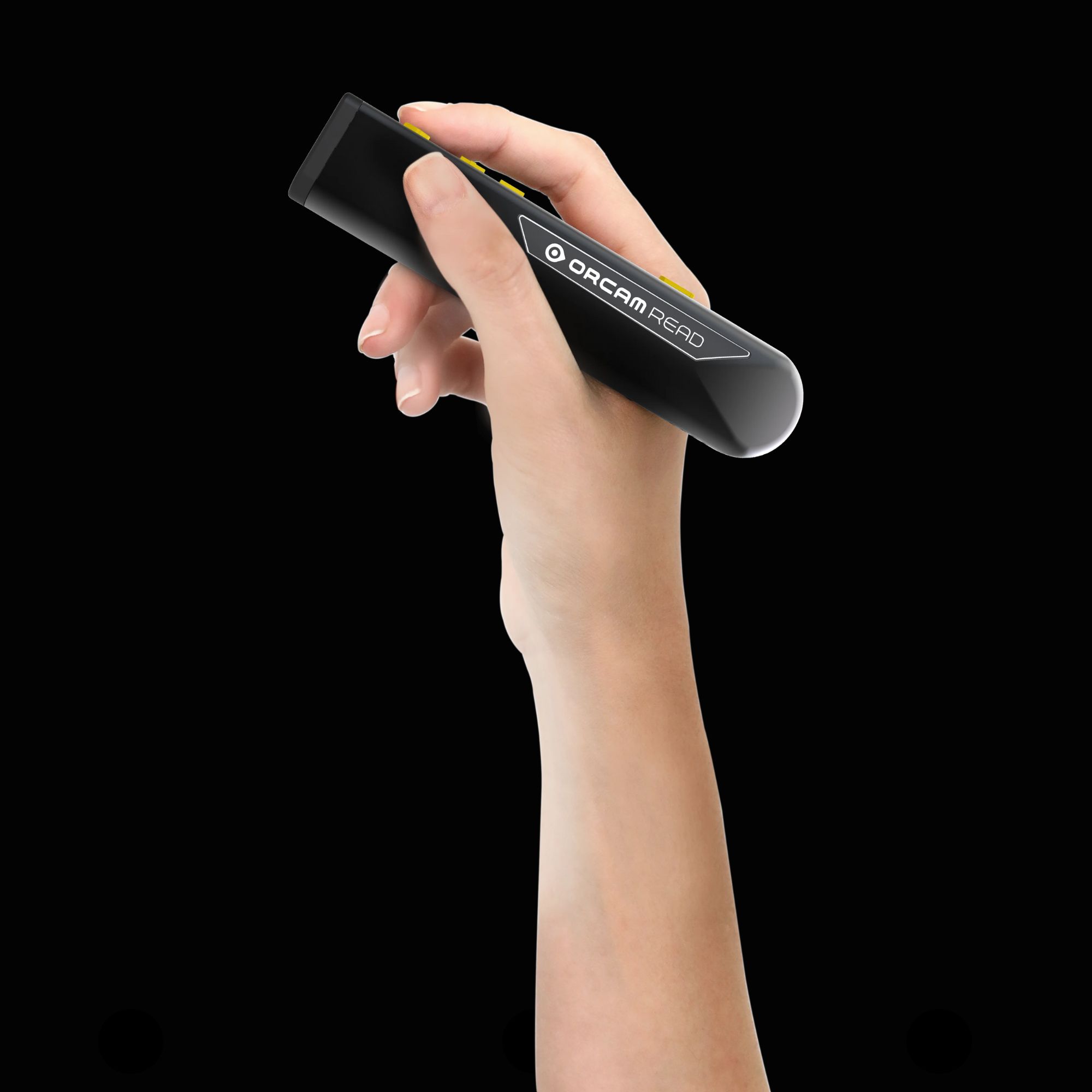 Eine Hand hält das kompakte Lesegerät OrCam Read 3. Das Gerät ist schwarz, länglich und besitzt gelbe Bedientasten. Es wird genutzt, um Texte automatisch zu erfassen und laut vorzulesen.