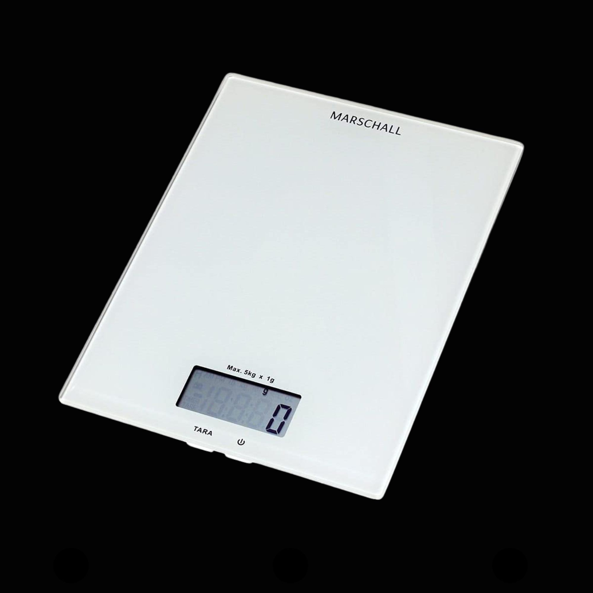 Eine flache, weiße Küchenwaage mit digitaler Anzeige liegt auf schwarzem Hintergrund. Die Waage zeigt die Zahl null an und verfügt über eine Sprachausgabe, die das Gewicht laut ansagt – eine praktische Hilfe für sehbehinderte Personen.